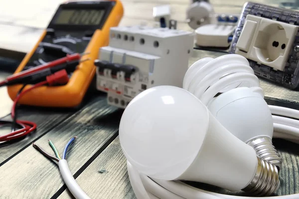 Primer plano de los componentes y equipos eléctricos sobre fondo de madera envejecida — Foto de Stock