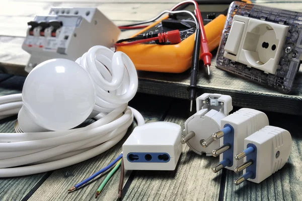 Elektrik bileşenleri ve ahşap arka plan ekipman Close-Up