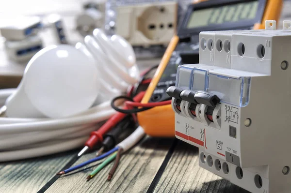 Primer plano de los componentes y equipos eléctricos sobre fondo de madera envejecida Fotos De Stock