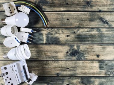 Rustik ahşap arka plan üzerinde konut elektrik tesisatı için bileşenlerinin en iyi görünümü