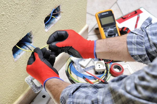 Elektrikçi Teknisyen konut elektrik sistemindeki güvenlik ekipmanları ile iş yerinde — Stok fotoğraf