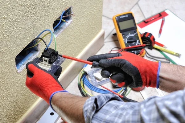 Elektricien technicus op het werk met veiligheidsvoorzieningen op een residentiële elektrische systeem — Stockfoto