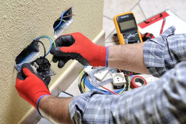 Elektricien technicus op het werk met veiligheidsvoorzieningen op een residentiële elektrische systeem — Stockfoto