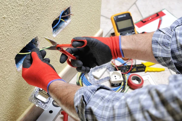 Técnico electricista en el trabajo con equipo de seguridad en un sistema eléctrico residencial — Foto de Stock