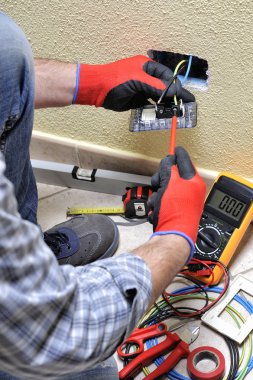 Elektrikçi Teknisyen konut elektrik sistemindeki güvenlik ekipmanları ile iş yerinde