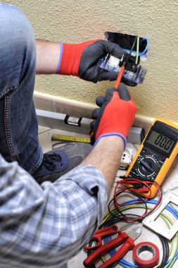 Elektrikçi Teknisyen konut elektrik sistemindeki güvenlik ekipmanları ile iş yerinde