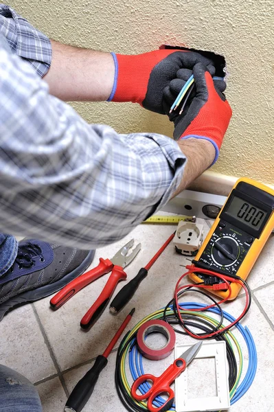 Técnico de eletricista em trabalho com equipamentos de segurança em um sistema elétrico residencial — Fotografia de Stock
