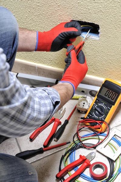 Técnico de eletricista em trabalho com equipamentos de segurança em um sistema elétrico residencial — Fotografia de Stock