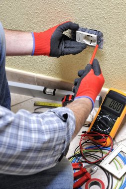Elektrikçi Teknisyen konut elektrik sistemindeki güvenlik ekipmanları ile iş yerinde
