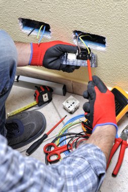 Elektrikçi Teknisyen konut elektrik sistemindeki güvenlik ekipmanları ile iş yerinde