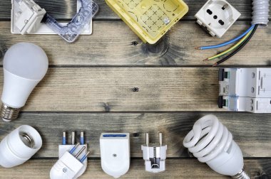 Eski ahşap arka plan üzerinde konut elektrik tesisatı için bileşenlerinin en iyi görünümü.