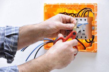 Elektrikçi Teknisyen anda konut elektrik paneli üzerinde