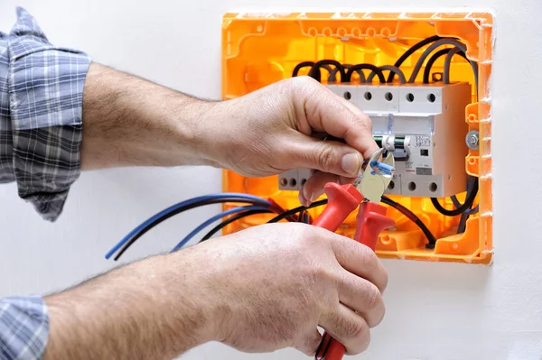 Técnico electricista trabajando en un panel eléctrico residencial — Foto de Stock