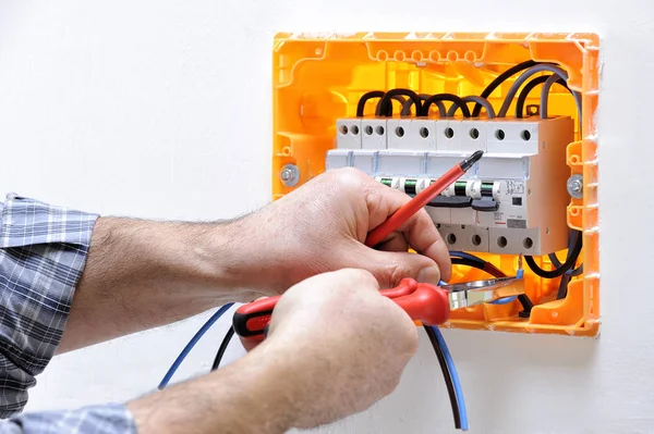 Elektricien technicus op het werk op een residentiële elektrische paneel — Stockfoto