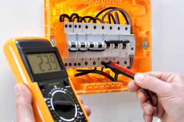 Elektrikçi Teknisyen anda konut elektrik paneli üzerinde