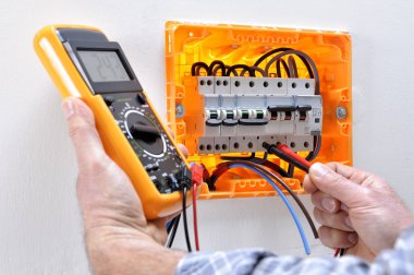 Elektrikçi Teknisyen anda konut elektrik paneli üzerinde