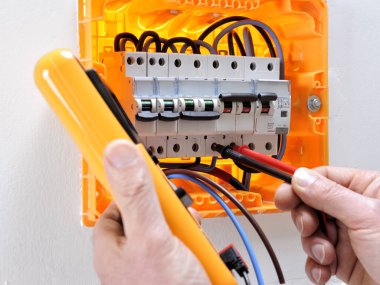 Elektrikçi Teknisyen anda konut elektrik paneli üzerinde