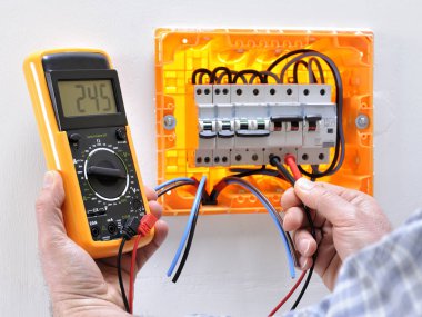 Elektrikçi Teknisyen anda konut elektrik paneli üzerinde