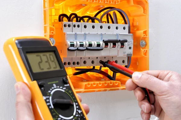 Elektrikçi Teknisyen anda konut elektrik paneli üzerinde
