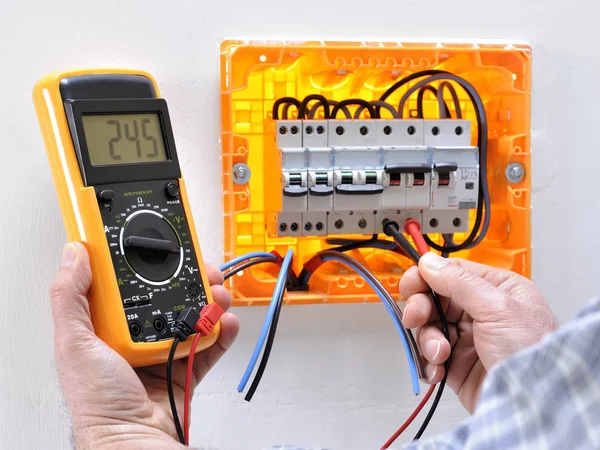 Elektricien technicus op het werk op een residentiële elektrische paneel — Stockfoto