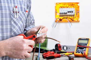 Elektrikçi Teknisyen anda konut elektrik sistemi üzerinde