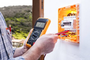Elektrikçi Teknisyen bir konut sistemi elektrik pano onarır