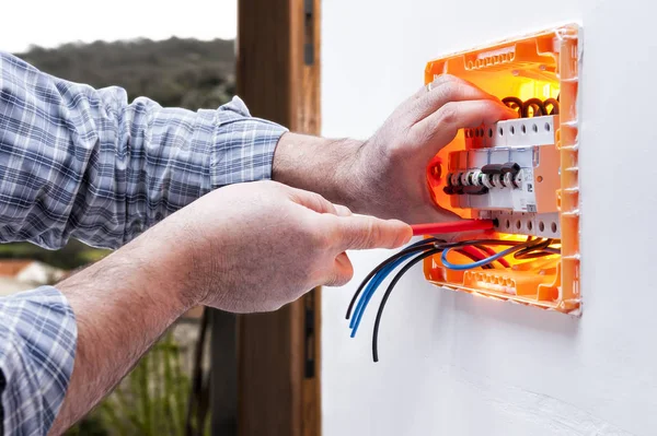 Elektriker tekniker reparerar den elektriska panelen ett bostadsområde system — Stockfoto