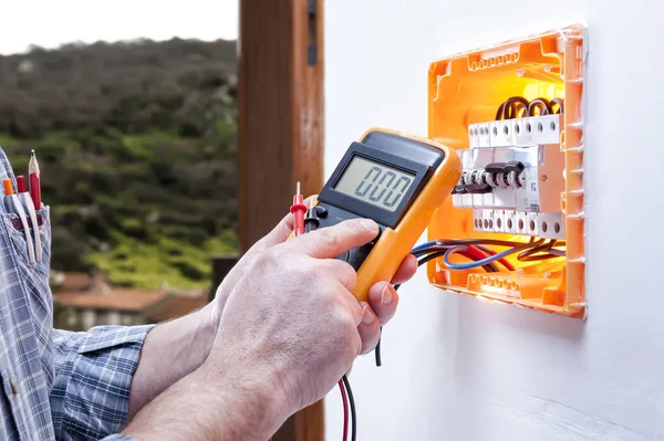 Elektriker tekniker reparerar den elektriska panelen ett bostadsområde system — Stockfoto