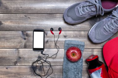 Sağlıklı beslenme ve boş zaman etkinlikleri ve rustik ahşap arka plan üzerine açık hava sporları için donatım