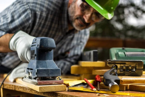 Artigiano al lavoro su tavole di legno. Falegnameria . — Foto Stock