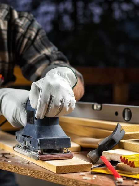 Artigiano al lavoro su tavole di legno. Falegnameria . — Foto Stock