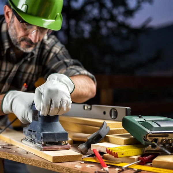 Artigiano al lavoro su tavole di legno. Falegnameria . — Foto Stock