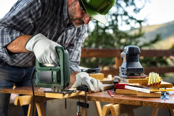 Artigiano al lavoro su tavole di legno. Falegnameria . — Foto Stock