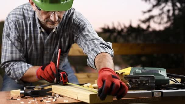 Volwassen Timmerman Ambachtsman Draagt Helm Beschermende Handschoenen Met Meter Neemt — Stockvideo