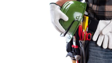 Beyaz arka planda iş aletleri olan bir marangoz. Marangozluk.