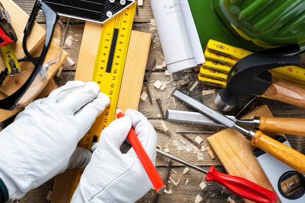 Vakman aan het werk op houten planken. Timmerwerk. — Stockfoto