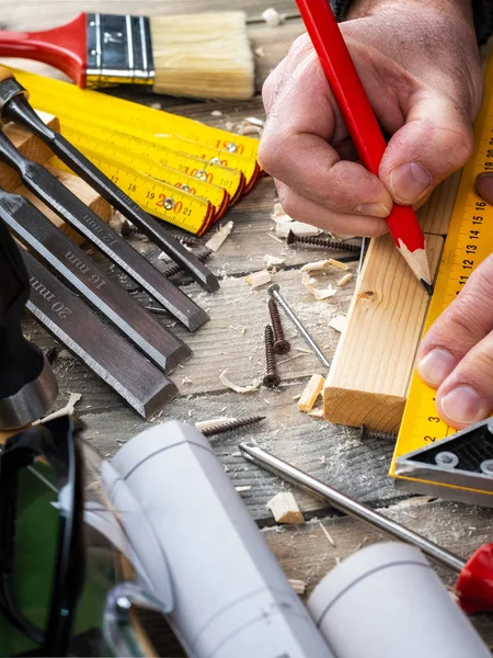 Vakman aan het werk op houten planken. Timmerwerk. — Stockfoto