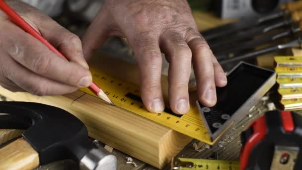 View Carpenter Pencil Carpenter Square Drawing Cutting Line Wooden Board — ストック動画