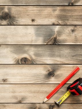 Marangoz için ahşap arka planda çalışma aletleri. Marangozluk.