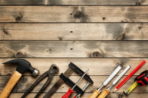 Εργαλεία εργασίας για ξυλουργό σε ξύλινο φόντο. Ξυλουργική. — Φωτογραφία Αρχείου