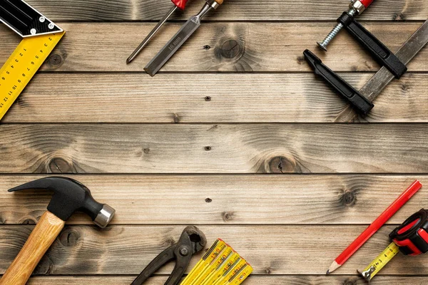 Arbetsverktyg för snickare på trä bakgrund. Snickeri. — Stockfoto