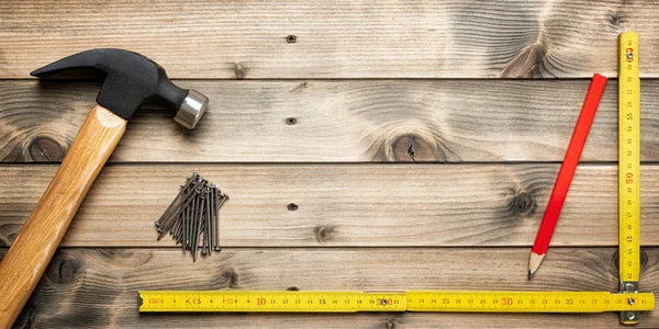 Herramientas de trabajo para carpintero sobre fondo de madera. Carpintería . — Foto de Stock