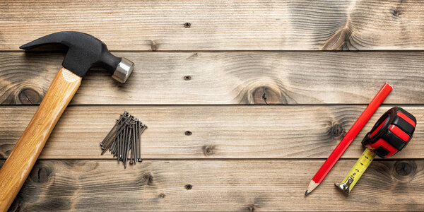 Рабочие инструменты для плотника на деревянном фоне. Плотницкое дело
.