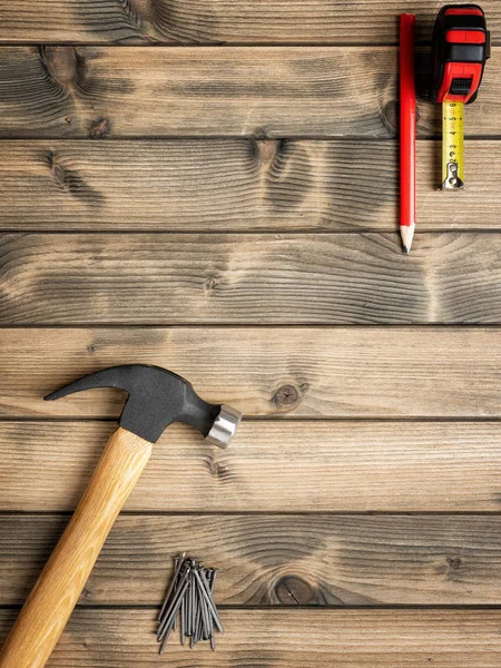 Werkgereedschap voor timmerman op houten ondergrond. Timmerwerk. — Stockfoto