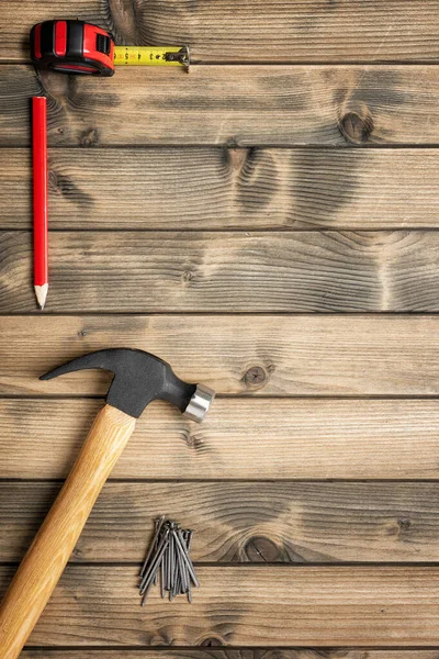 Ferramentas de trabalho para carpinteiro em fundo de madeira. Carpintaria . — Fotografia de Stock