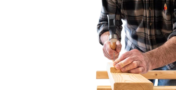 Tømmermann på jobb på treplanker. Snekkerarbeid . – stockfoto