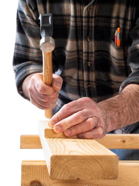 Tømmermann på jobb på treplanker. Snekkerarbeid . – stockfoto