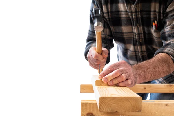 Carpinteiro em trabalho em tábuas de madeira. Carpintaria . — Fotografia de Stock
