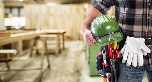 Timmerman in de timmerwerkplaats. Ambacht. — Stockfoto