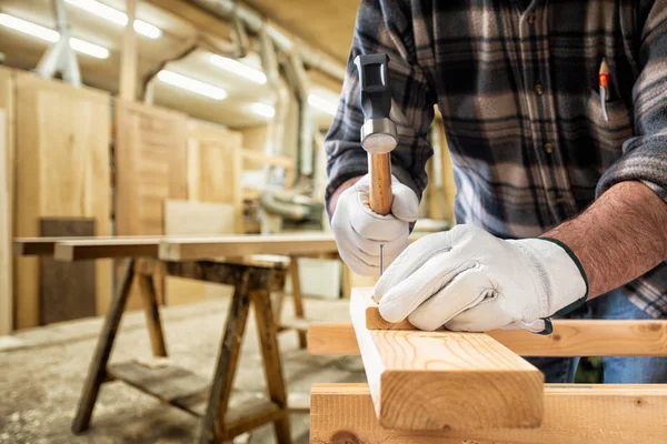 Falegname al lavoro su tavole di legno. Falegnameria . — Foto Stock